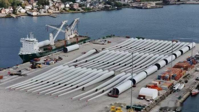 凤凰新闻【突发！特朗普叫停美国所有在建海上风电项目】当地时间周一，据《华尔街日报