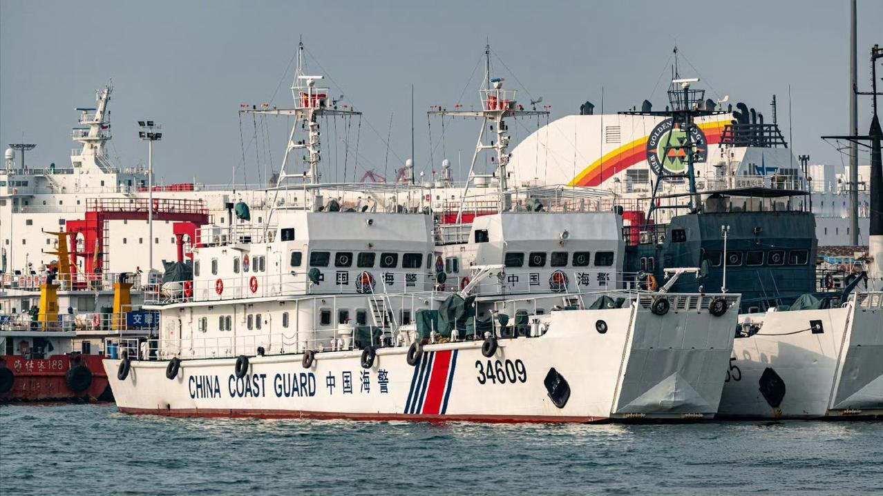 中国海警装备的登陆艇，可在仙宾礁、仁爱礁等争议海域快速投送人员和装备，支持登临检