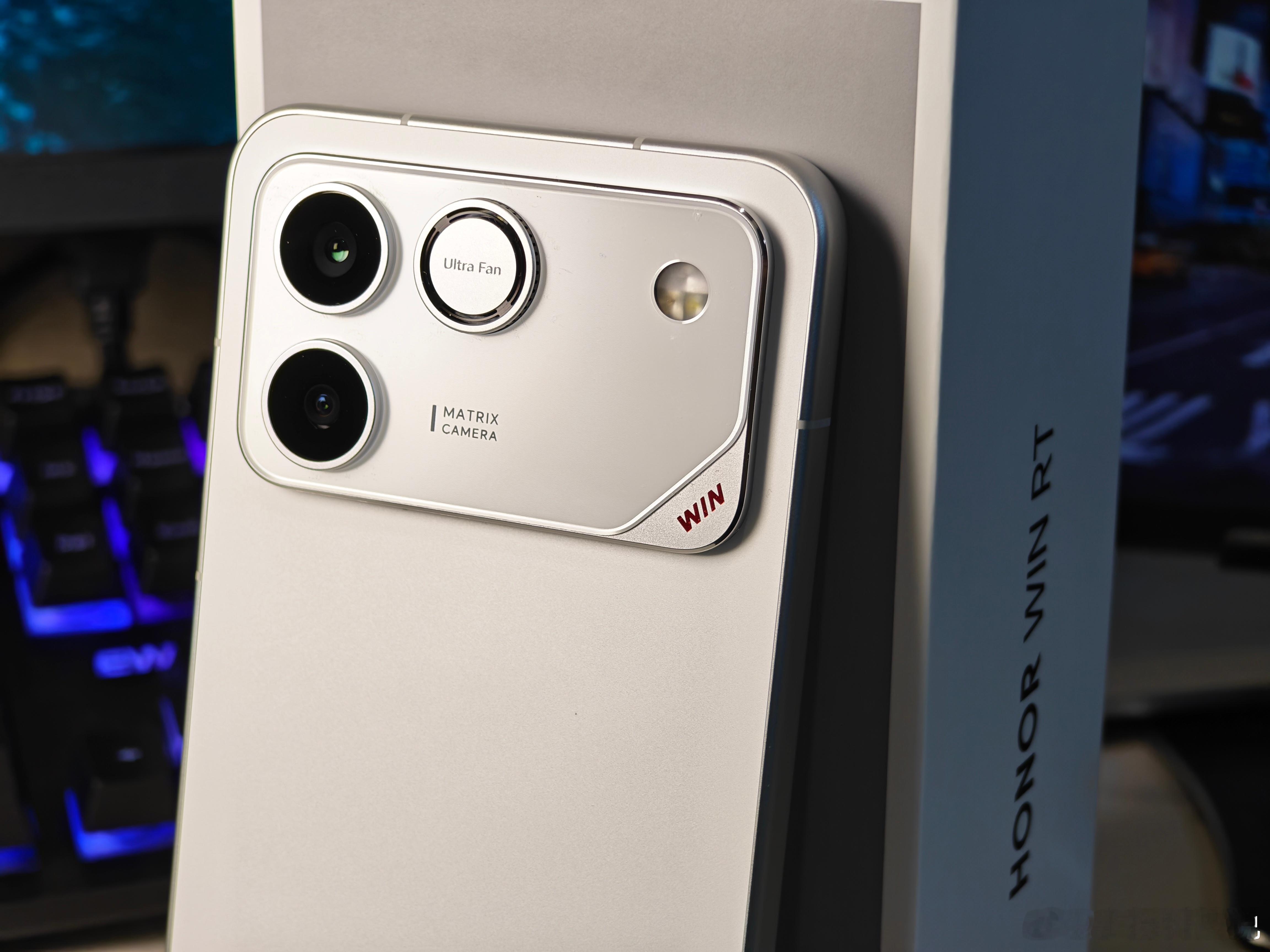 10000mAh大电池、骁龙8至尊版旗舰芯、东风涡轮散热风扇、185Hz刷新率…