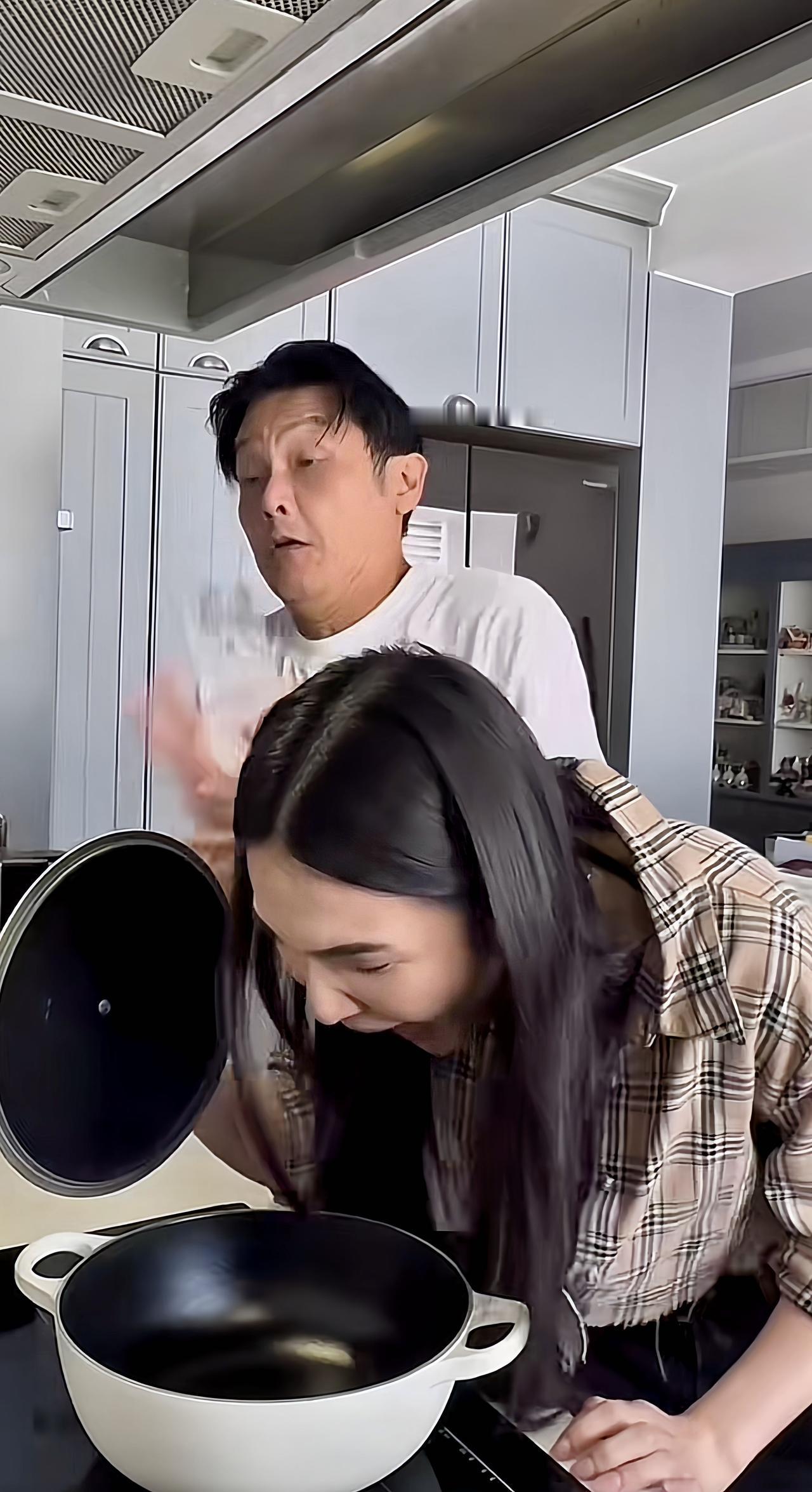 女儿多数像爸爸，和他年轻的时候一模一样，不带差的，哈哈。

近日，关礼杰晒出与女