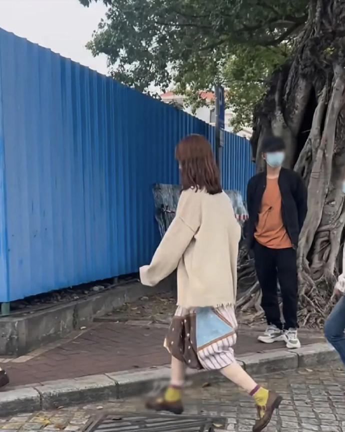 金晨风波后现身澳门 有网友偶遇金晨在风波后现身澳门，似乎在拍戏看起来状态不错。 