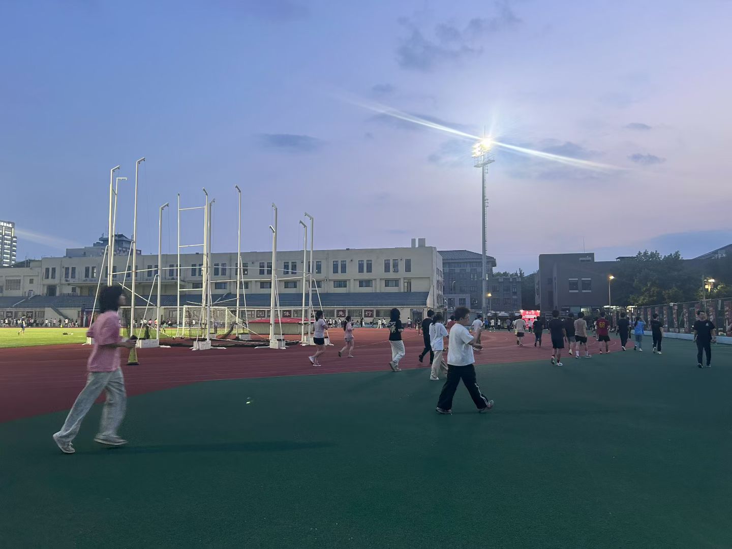 灯光温柔，脚步坚定。燕园的夜色，因奔跑更具朝气。这场专属于北大师生的夜跑活动中，