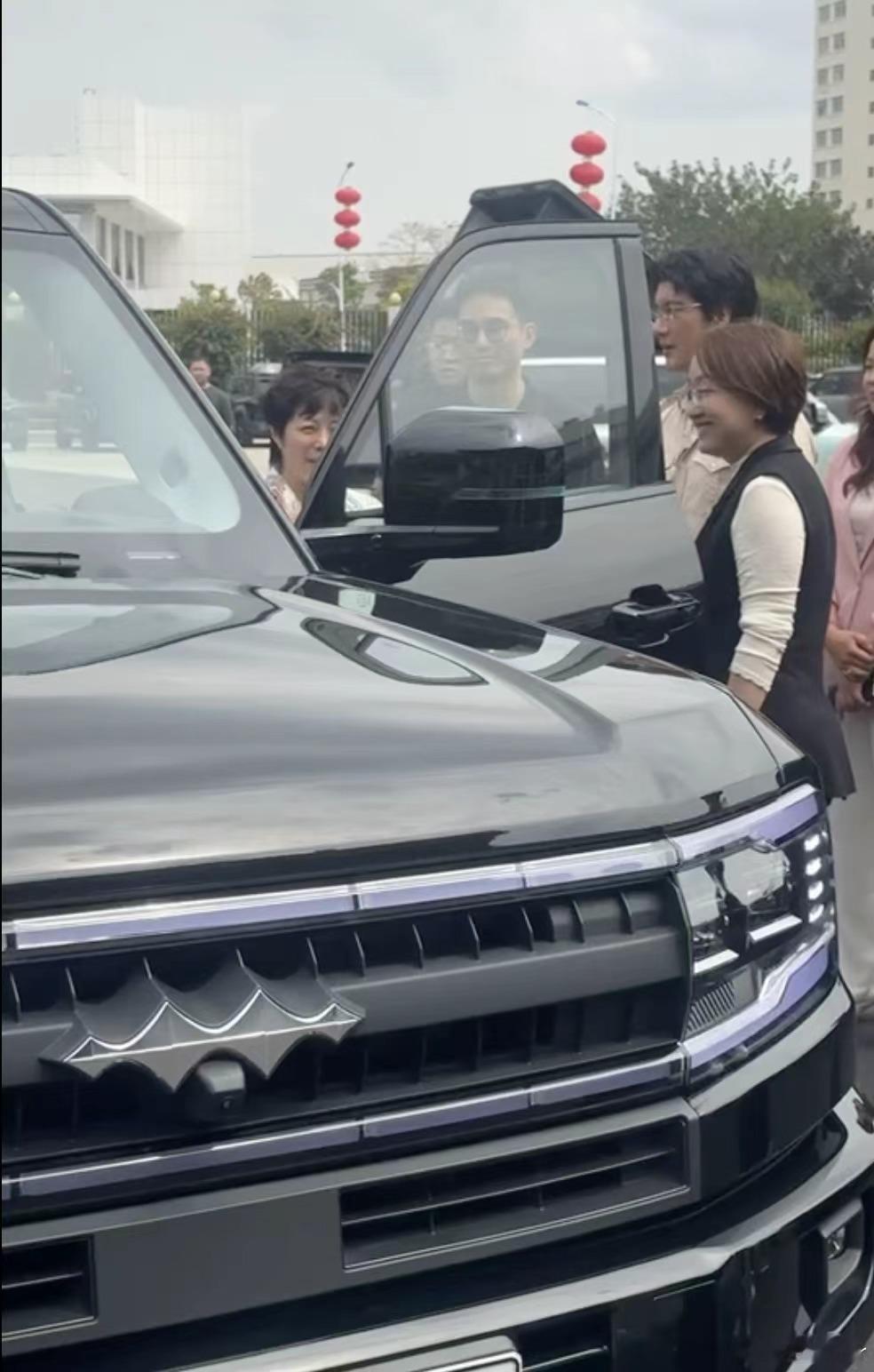 顶流音乐人王力宏现身体验方程豹，或将成为方程豹汽车代言人！！   方程豹真不愧是