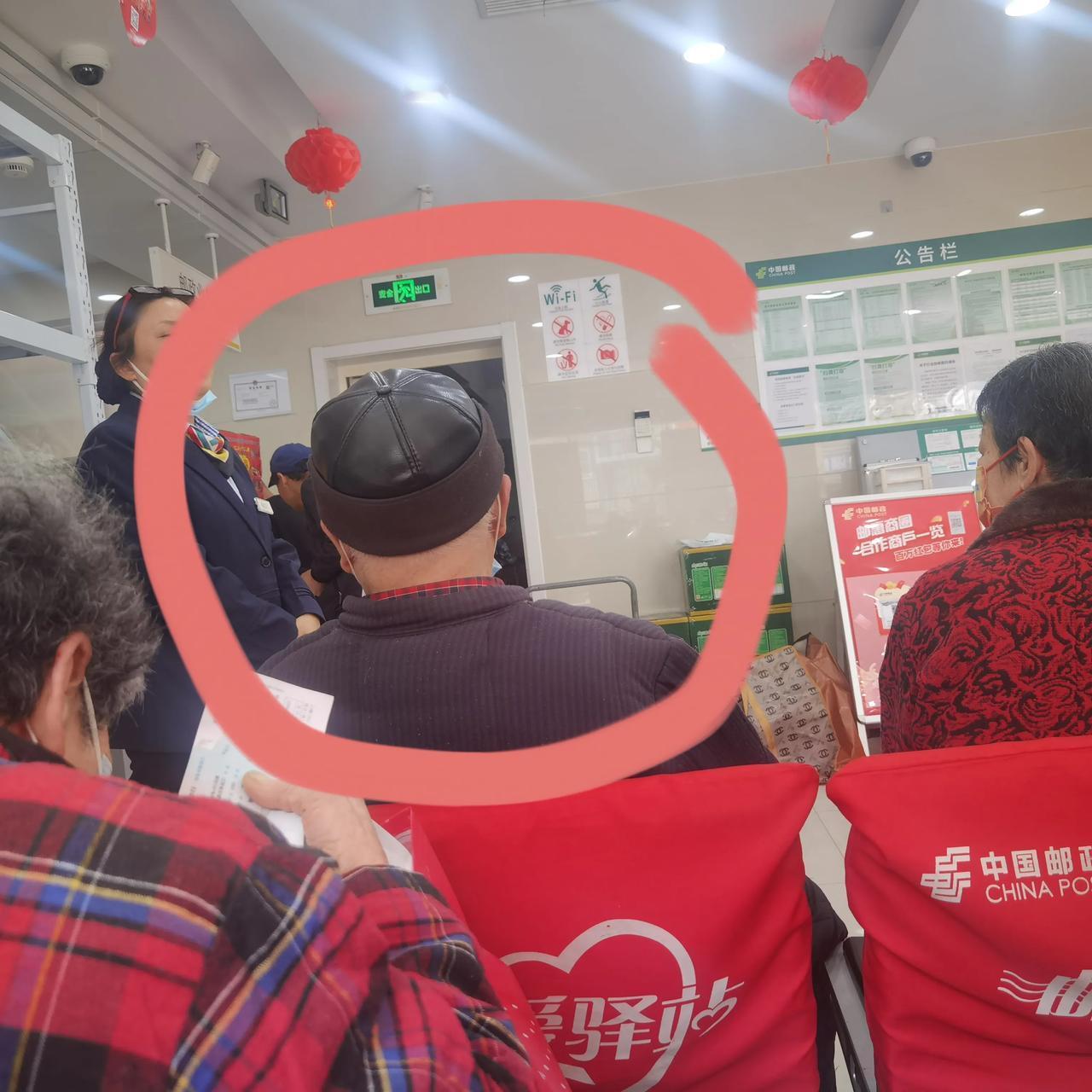 【95岁骑着两轮电动车出行】
真的佩服，听得见，思维敏捷！
一会要是有机会给他拍