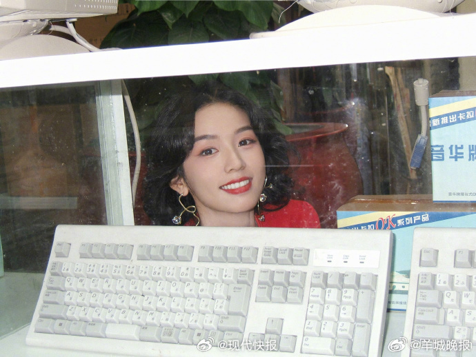 【#周也红色套装梦回80年代#】3月31日，晒出复古红色套装造型九宫格，配文：“