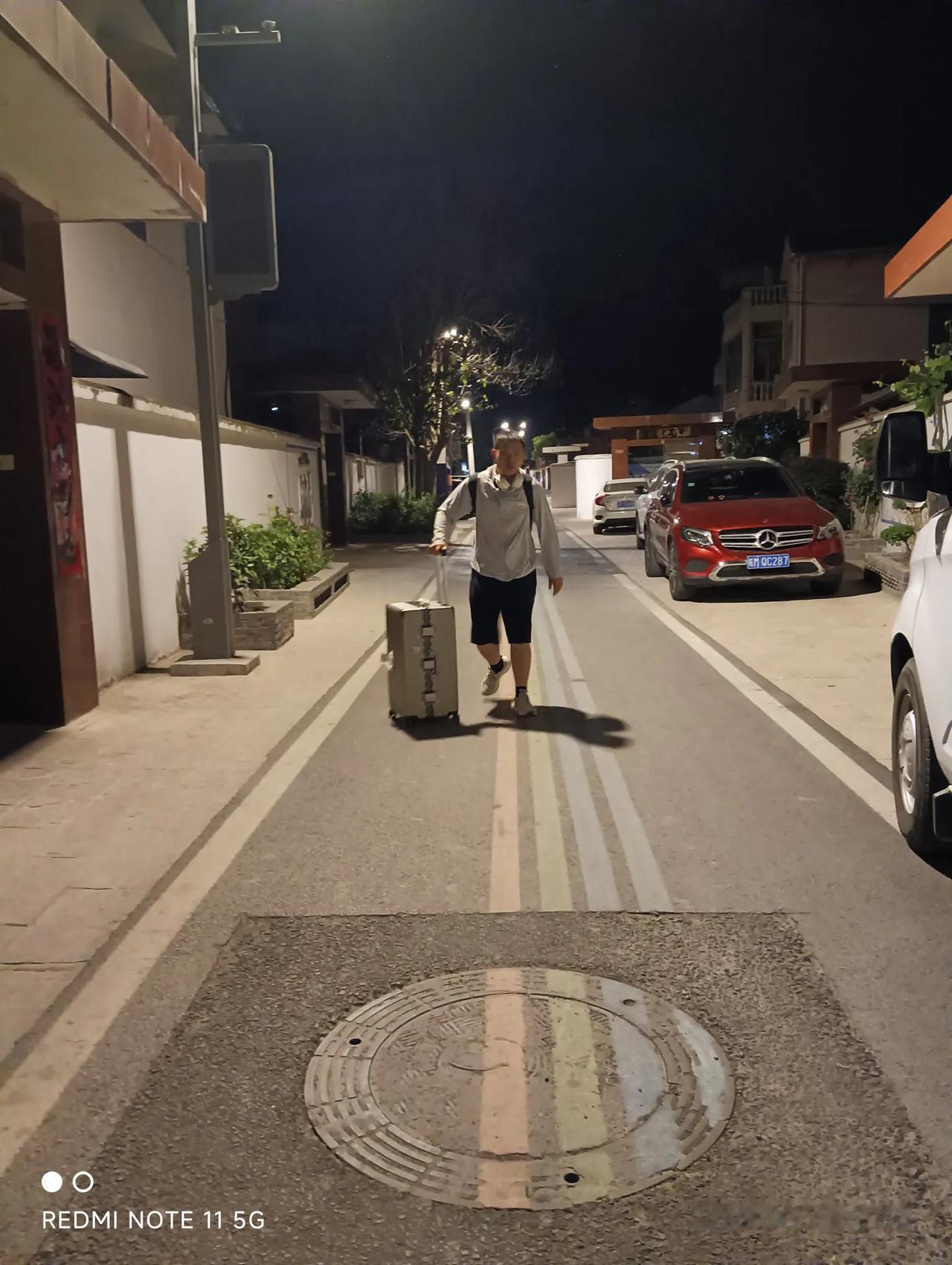 归心似箭的儿子昨天早上五点半起床，晚上九点到家了，坐一天的车，累得半死在家只能呆