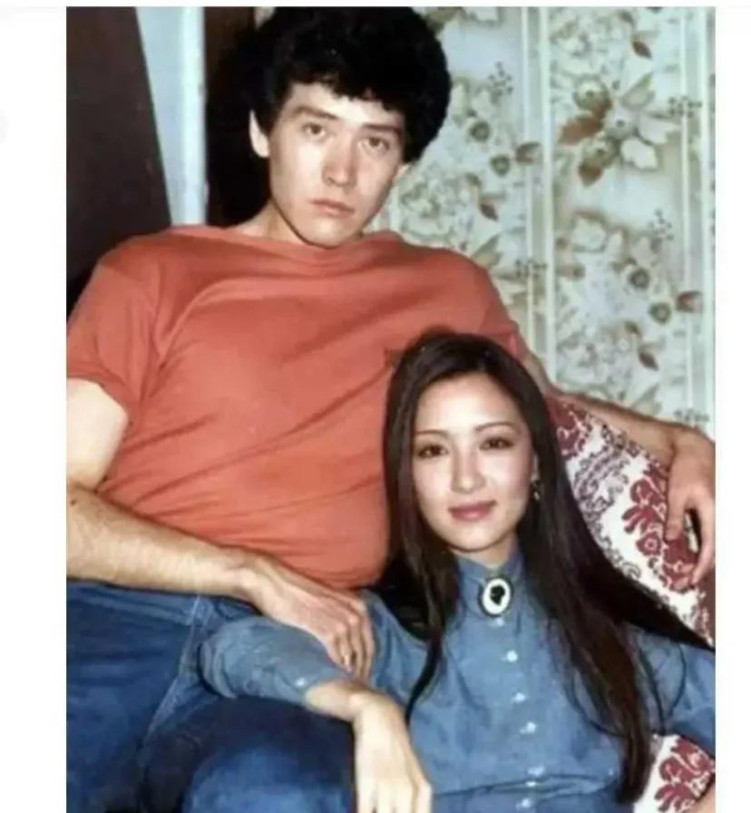 1989年，29岁的费翔和36岁的胡因梦留下了这张罕见照片，很少有人知道，这对俊