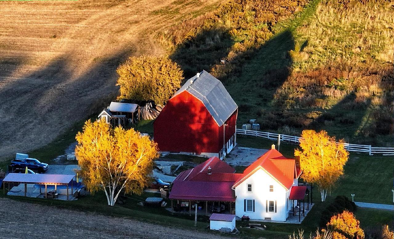 加拿大的秋色，是一场视觉的盛宴，更是心灵的洗礼。开着房车，去追寻那一抹绚烂的秋意