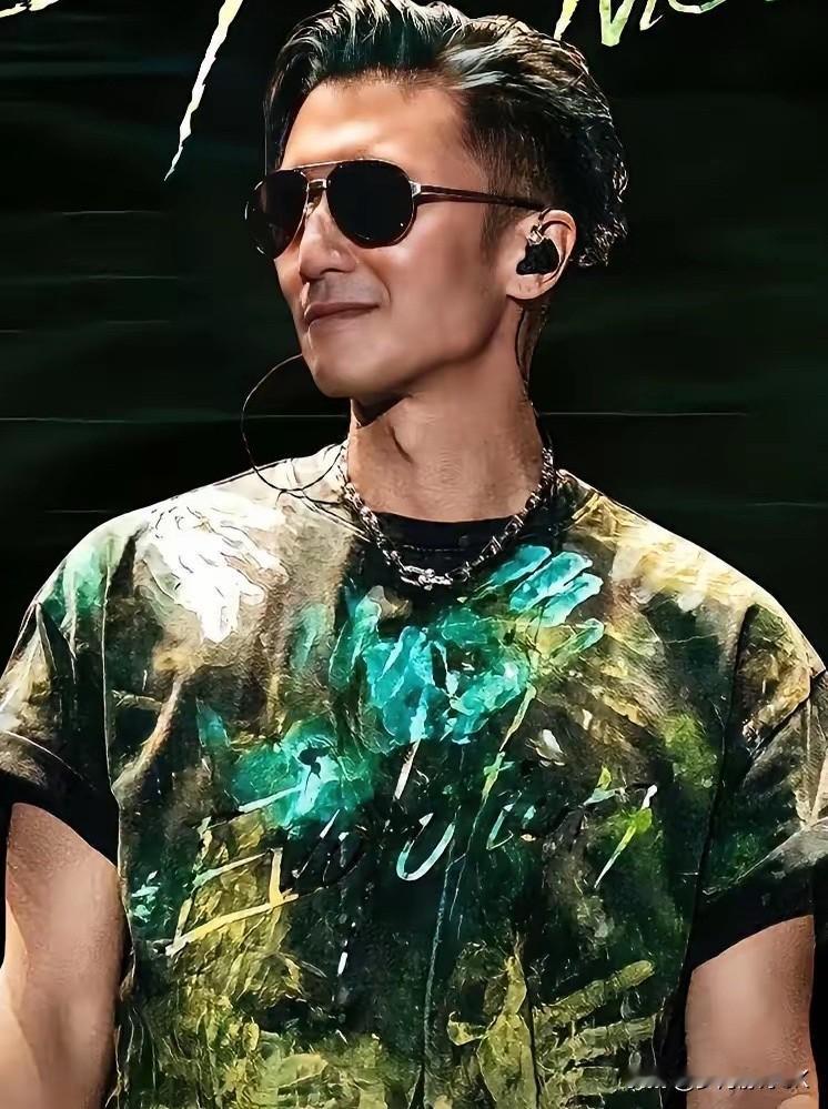 有人说谢霆锋唱歌真不好听，但他帅且家庭自带流量。这话有一定道理，网上就有人吐槽他