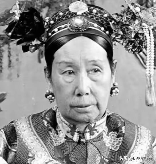 1900年慈禧逃难陕西，随口一问寡妇年纪，抬手题四字，女子当场泪崩
 
1900