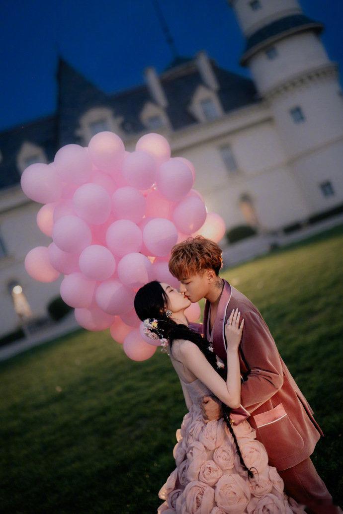 黄子韬徐艺洋婚礼布景韬韬婚礼布景也太绝了吧！全是鲜花不说，连大狗狗都超配合，他打