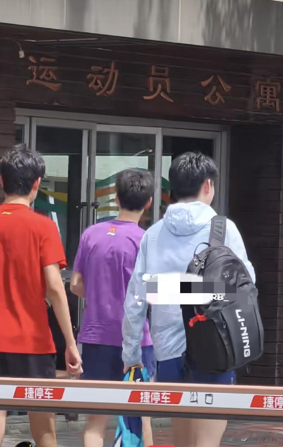 温瑞博今天和小伙伴们一起上训了。
6月份的WTT常规挑战赛萨格勒布站，温瑞博身兼