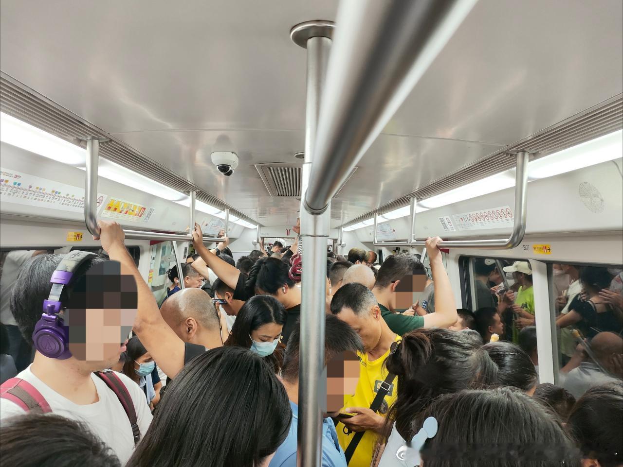 广州地铁网友：2026年7月24日（周五，广州多云间晴，27-35℃）广州地铁晚