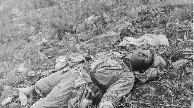 1952年，朝鲜战场上，志愿军抓获了一名间谍，搜身时，志愿军战士在间谍胸前一摸，