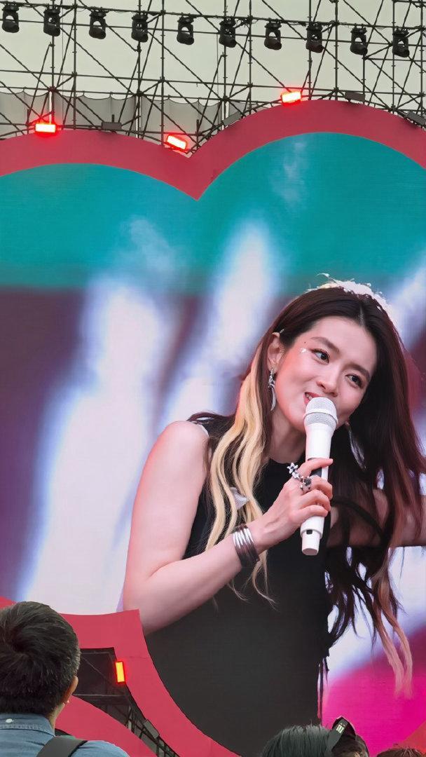 陈昊宇泡泡岛舞台陈昊宇也是在家门口唱上了 暗黑长裙配甜妹脸，陈昊宇这套造型确实让