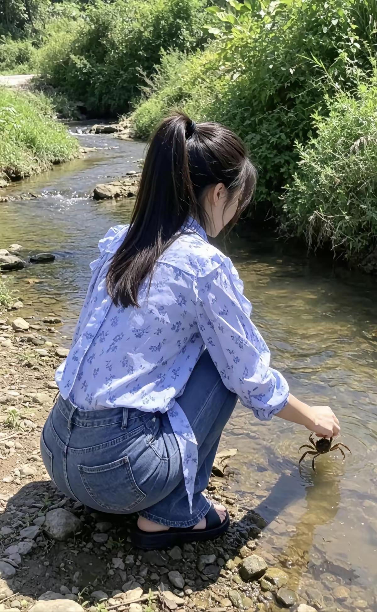 清江引·门前溪忆
门前一溪常在眼，
稚子捞螃蟹。
当年稚趣欢，
今悟风光远，
岁