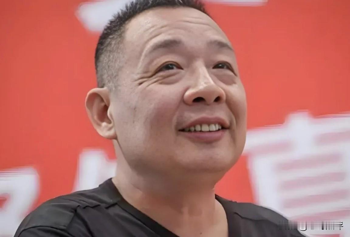 胖东来老板于东来，他真的是不长记性啊！上一次在社交平台，公布公司内部所谓的彩礼要