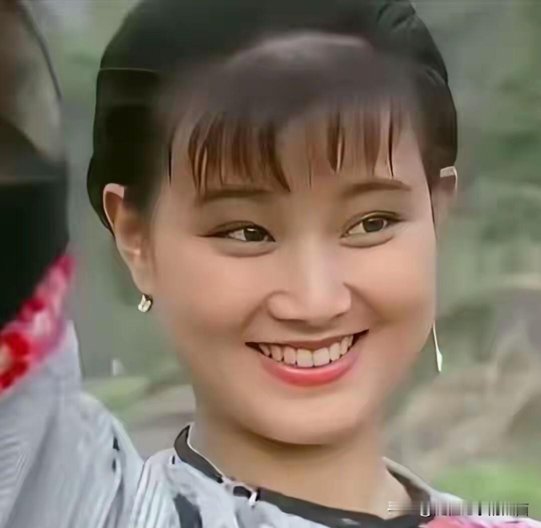 她的长相真大蛮好看的，这是她年轻时候的模样，端庄大气，国泰民安的标准美人脸。她是