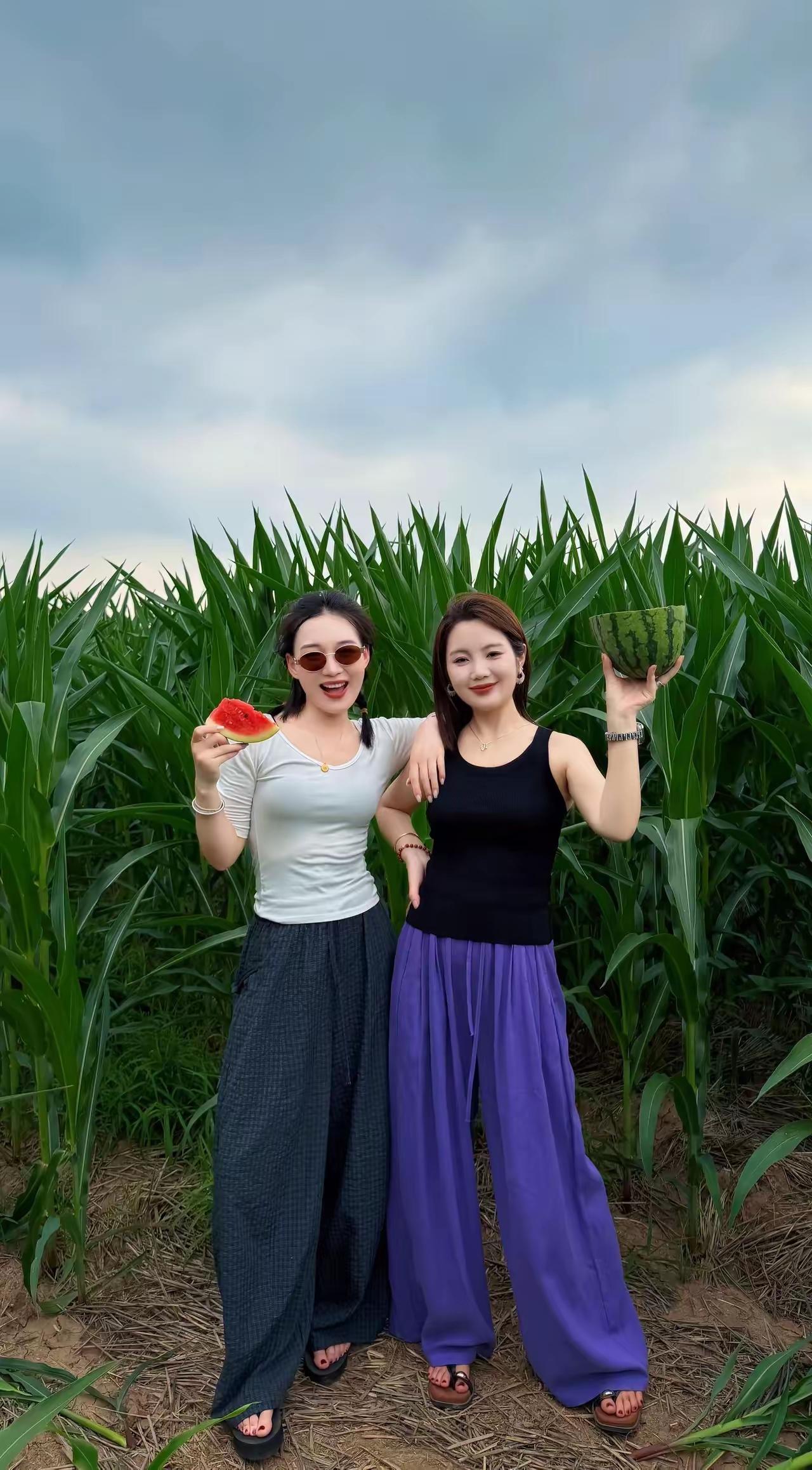 青春岁月嗨，
野外来摆拍。
时尚多靓丽，
一去不再来。