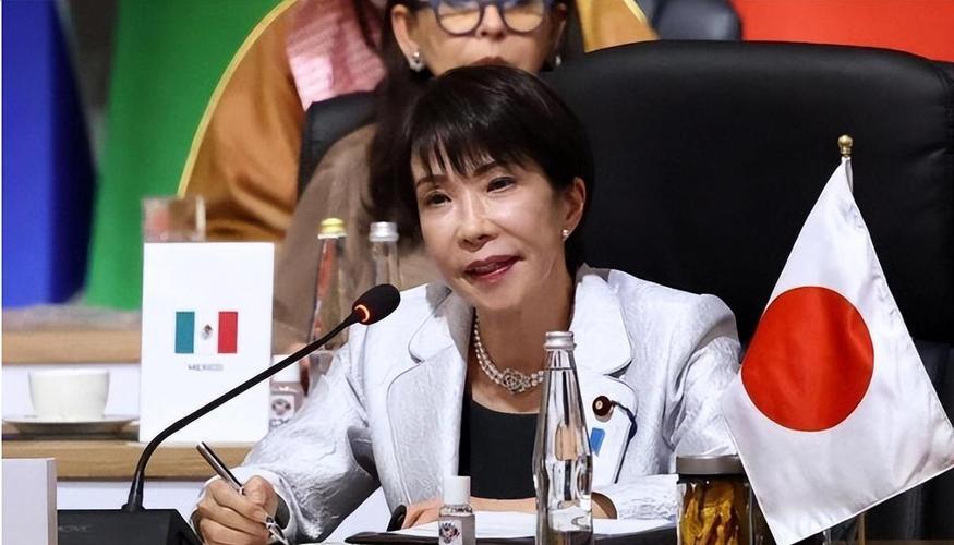 据日本《每日新闻》此前报道，高市早苗本就患有类风湿性关节炎，手部病情早已恶化，右