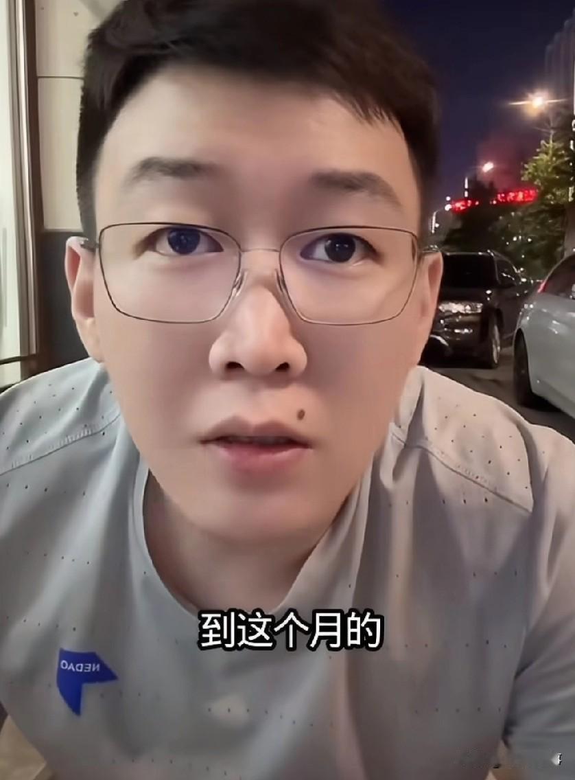 关于小白龙去年7月31日我的账号原定封禁一整年，半年前我试着开播三天，相关监管一
