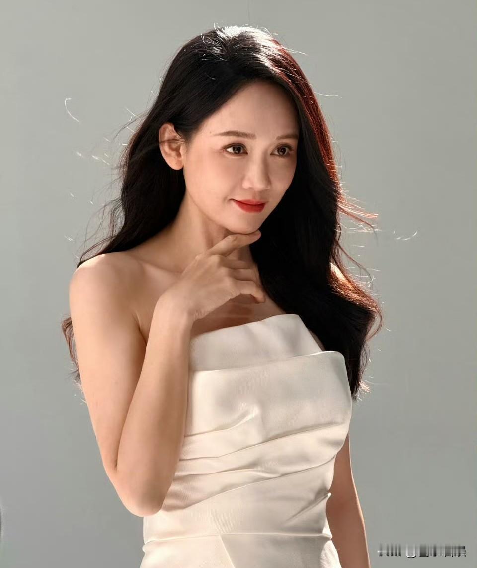 陈乔恩，忙到飞起
 
3月18日上午，47岁演员陈乔恩，在社交平台晒出九宫格，配