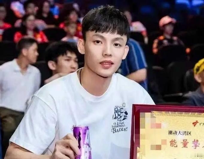 登高寄期许！徐杰深夜打卡岭南第一山罗浮山
 
徐杰深夜更新社交动态，晒出自己攀登
