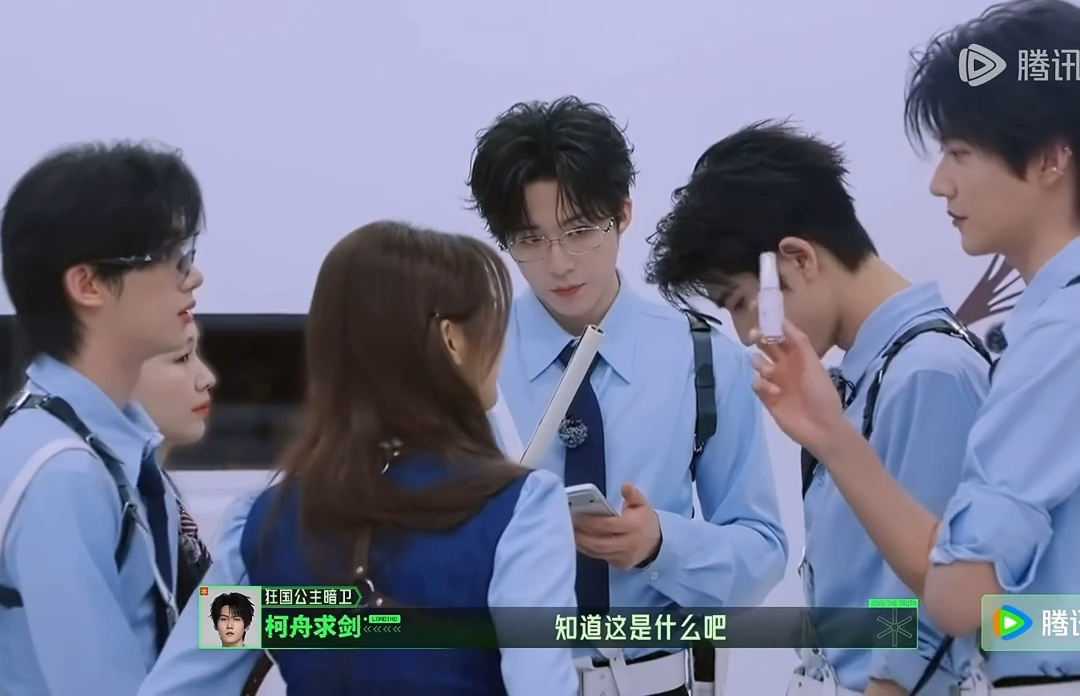 杨超越配合张凌赫周柯宇周柯宇和张凌赫联手整活，想要演示喷雾道具效果，杨超越毫无架