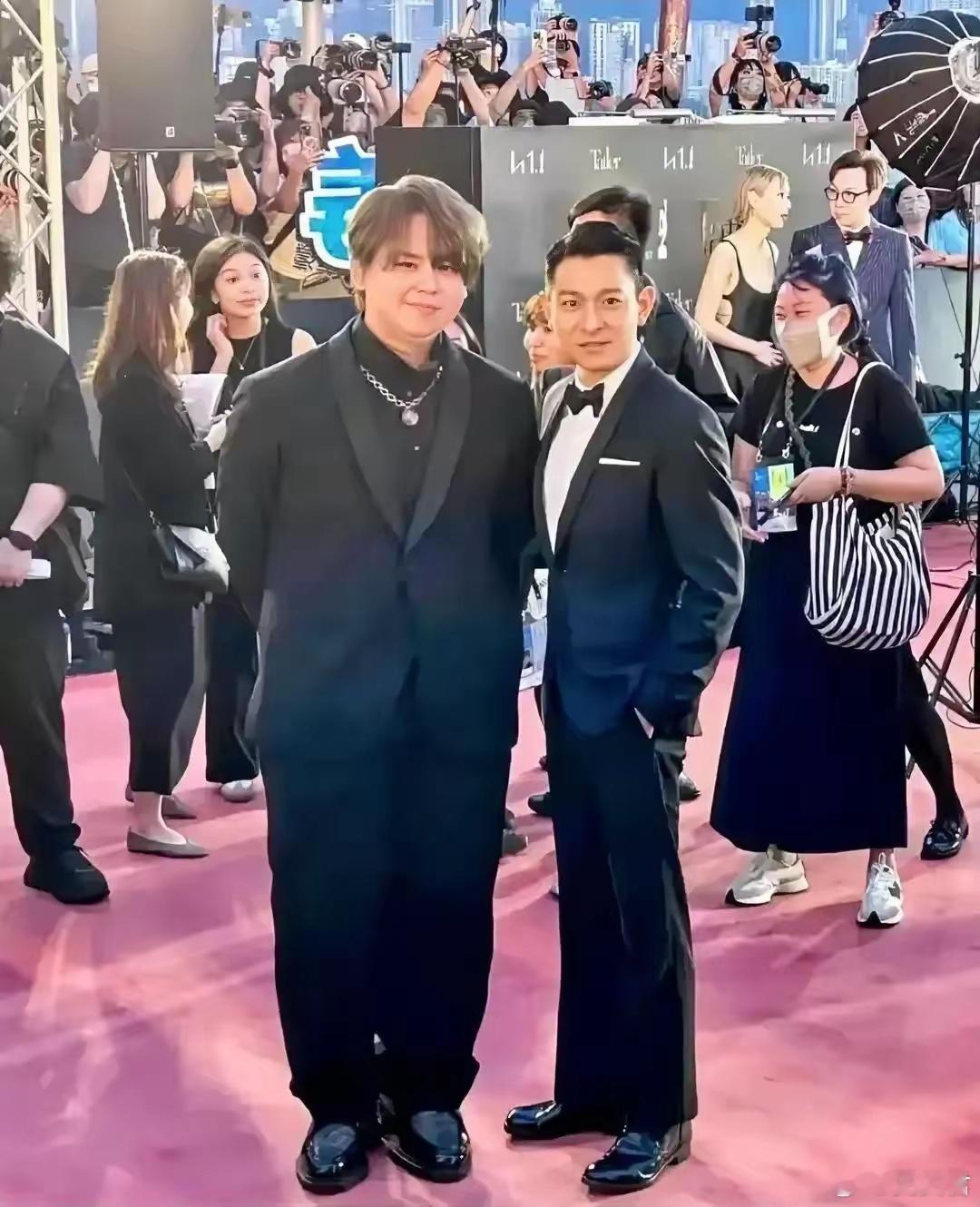 这是姜涛吗？是不是把人家拉宽了！我记得没这么胖啊！[二哈][二哈] ​​​