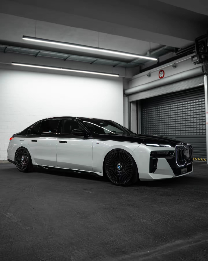 宝马7系双拼色版本，气场很是强大！