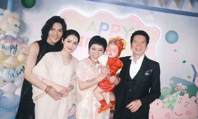 向佐为热度和钱哄郭碧婷上综艺看完向佐这段采访挺感慨的，他坦言当初和郭碧婷上综艺是