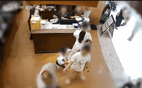 “4岁男孩摸20岁女孩臀部”最新完整监控已出：男孩跑的很快说“阿姨，请让一下！”