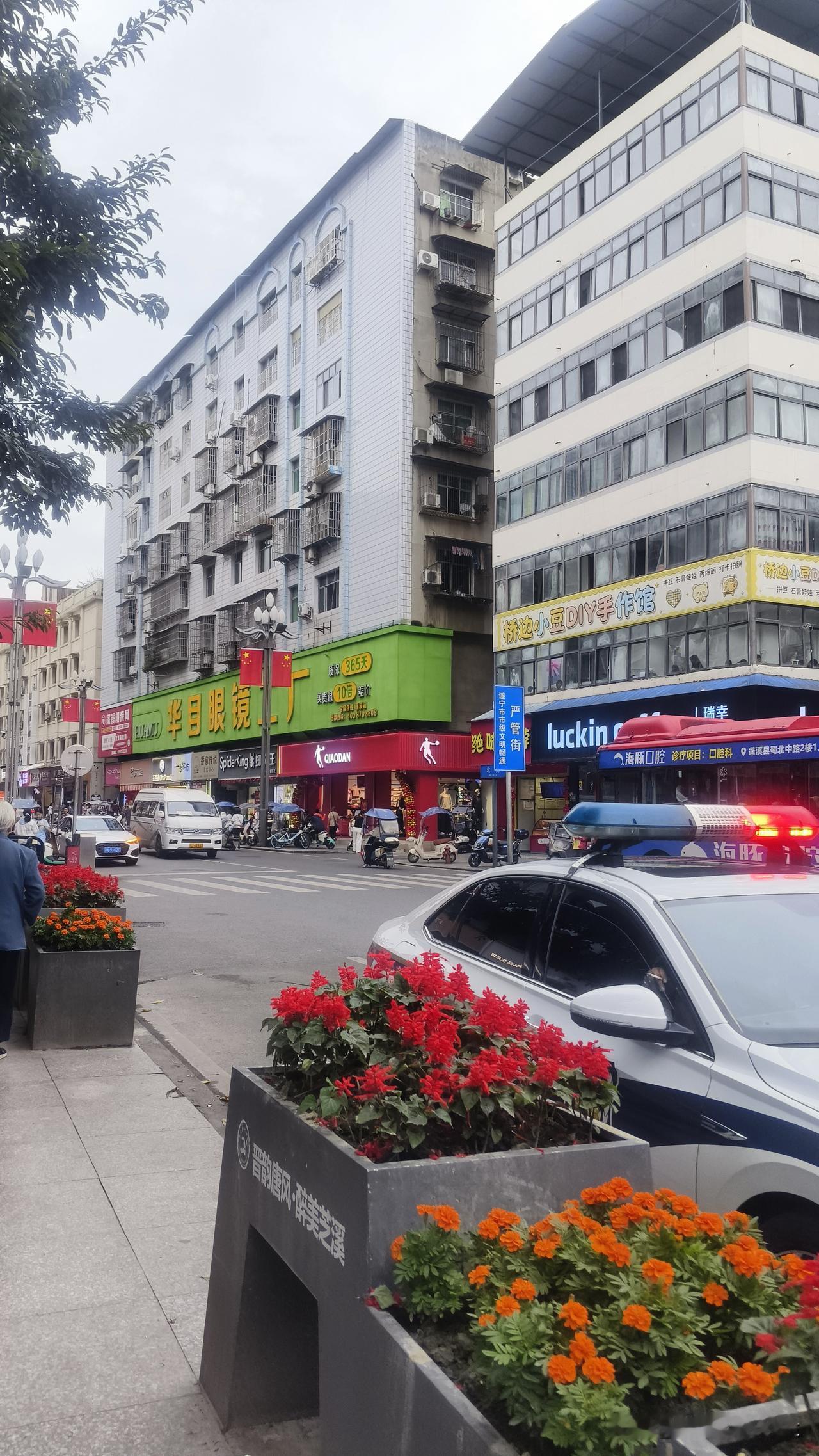 “国庆菜价又涨了”！正是金秋十月国庆节，趁着买菜逛了一圈，大街上人来人往的，许多