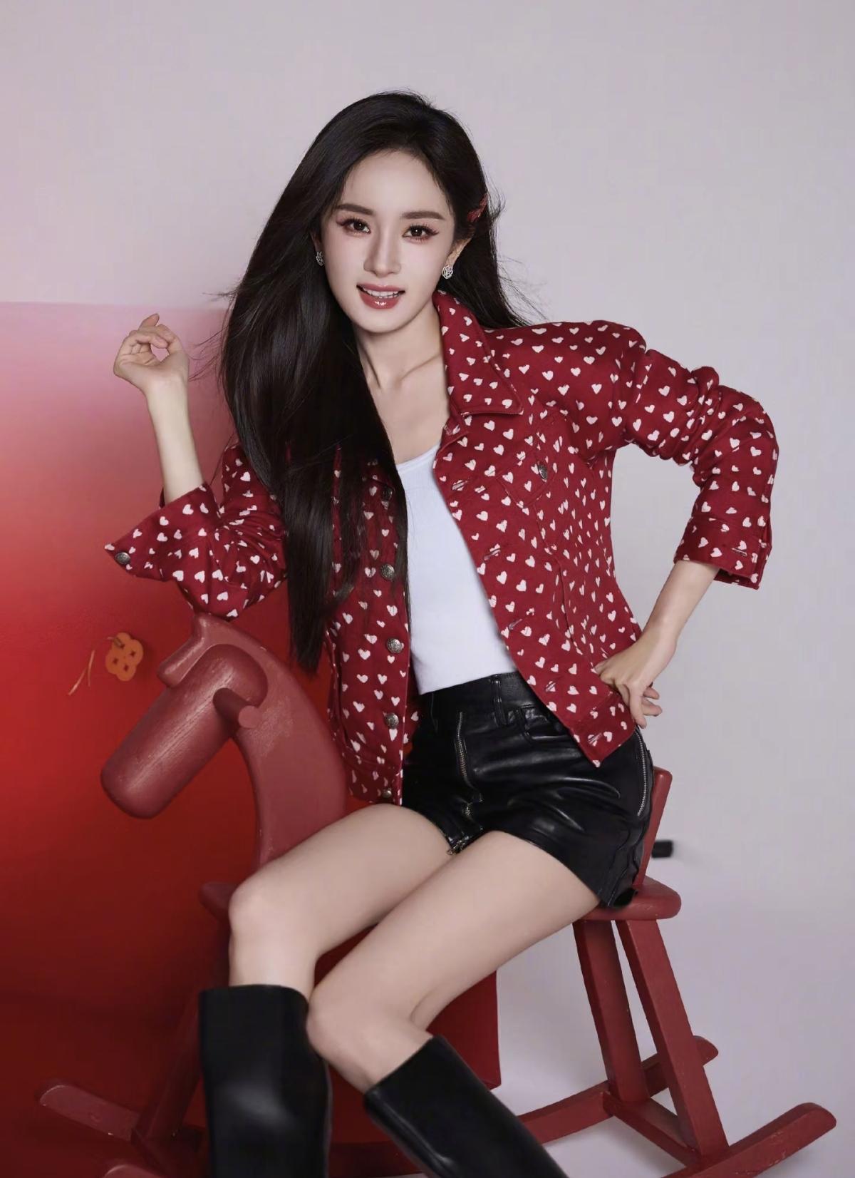 杨幂这一身造型精准踩中“甜酷辣妹”的流行趋势，红心印花夹克复古又吸睛，皮裙则增添
