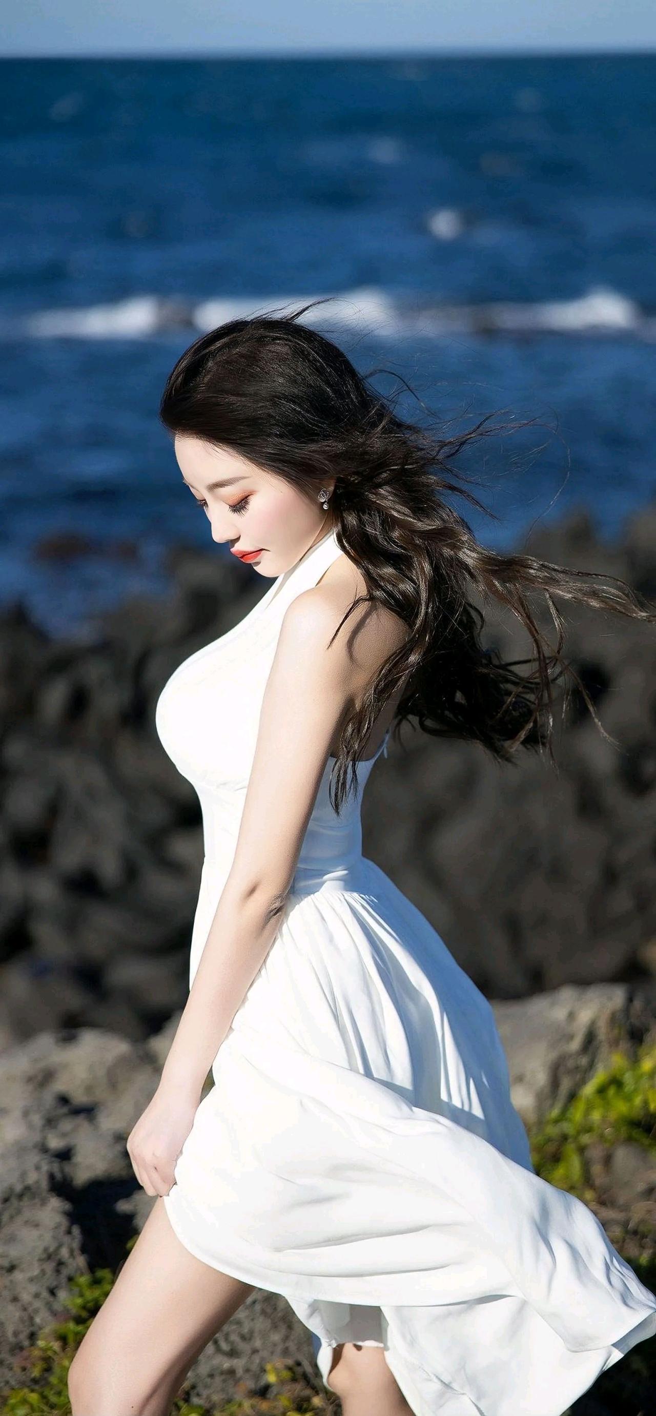 海边漫步，白裙飘飘，自由自在。女人如何穿出含蓄的性感? 沙滩白裙少女