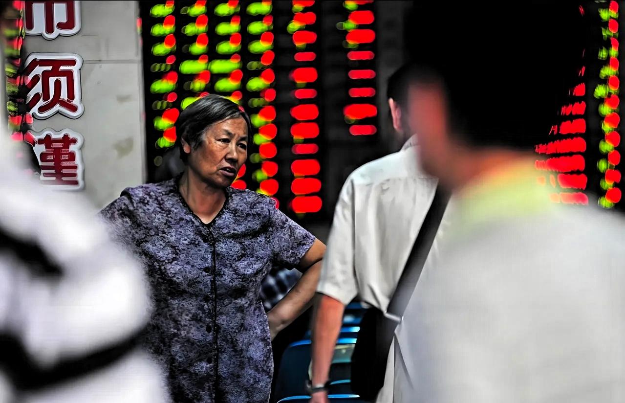 男子炒股亏了30万，妻子骂了他三天，他一气之下搬去公司宿舍住了半年，妻子没找他，