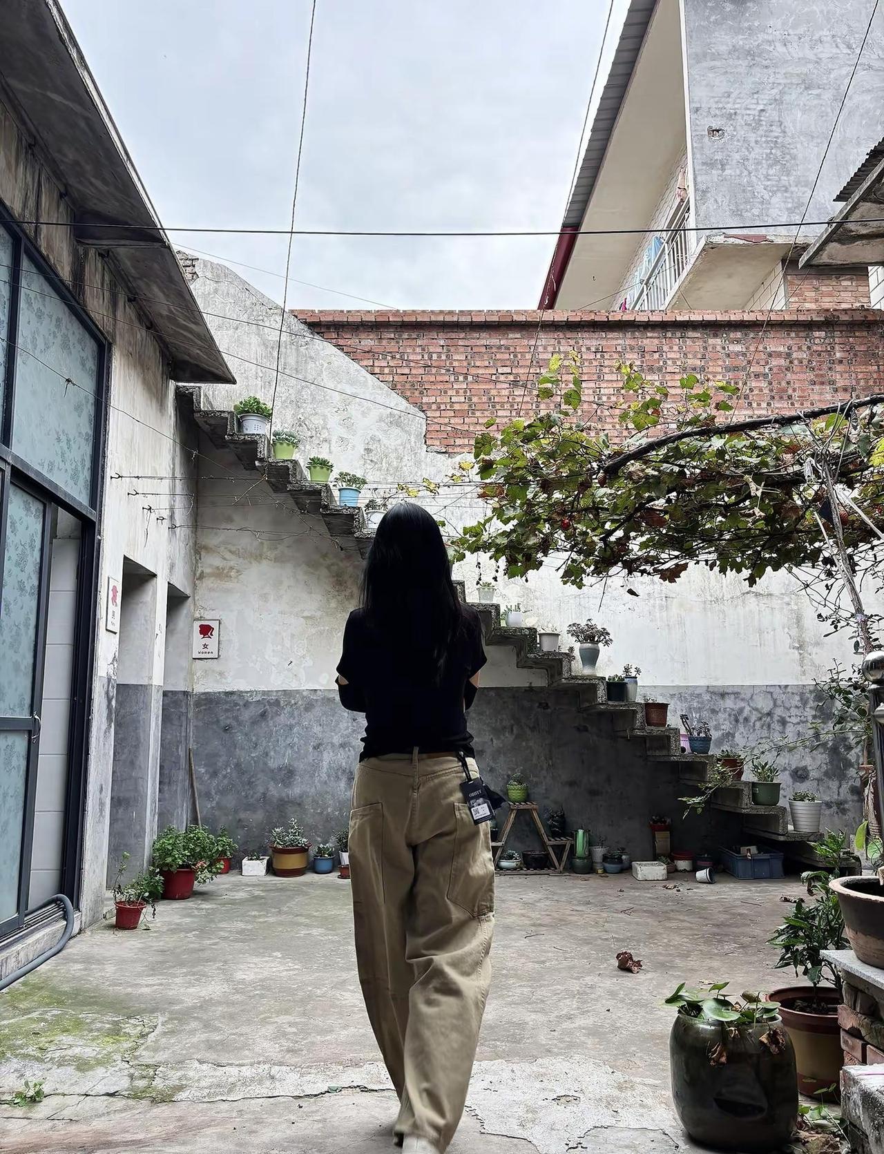 有人帮衬就出去工作，无人帮衬就安心带娃，没什么选择的对错，其实怎么选都会有遗憾，