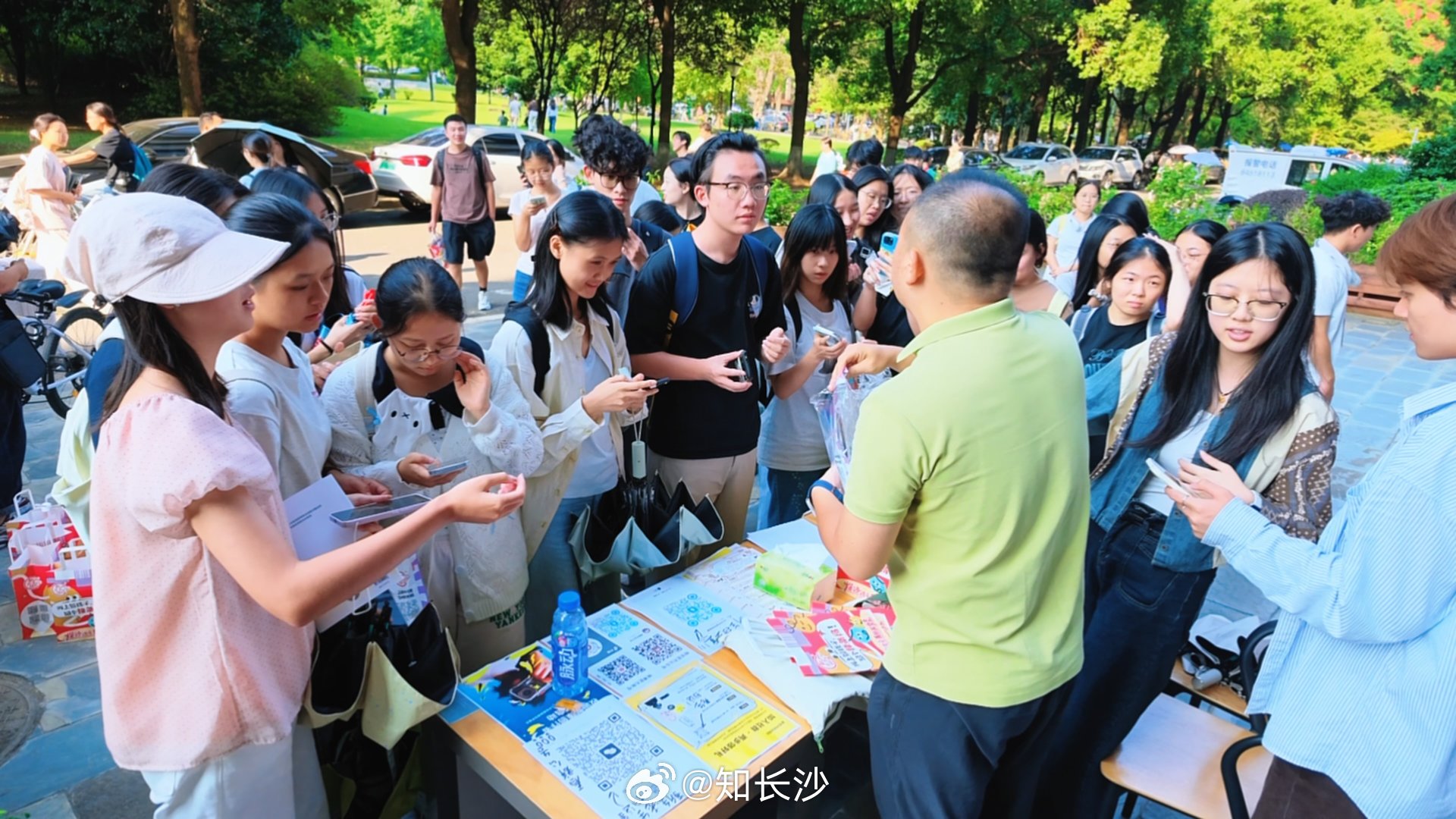 【火辣辣的城市！长沙高校新生礼都是辣的】近日，开学季，长沙迎来了许多新同学到来。
