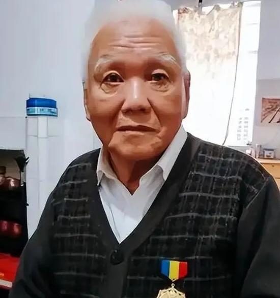 1944年，日军战车步步逼近，团长命令林竞远开炮，他拒绝，战车又前进了两三百米，