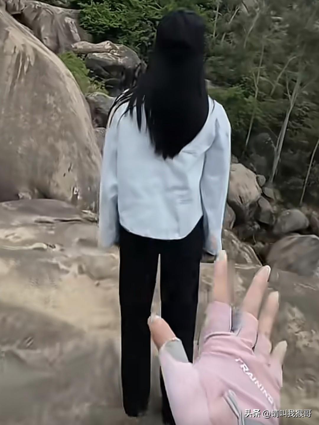 也许是我们想多了，既然博主都说了只是一个小小的玩笑了，何况也只是崴了个脚而已。可