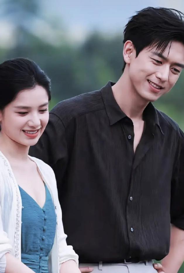 李现和张婧仪粉丝交流起来了！
张婧仪和李现正在拍《雾里青》，粉丝说张婧仪发烧请假