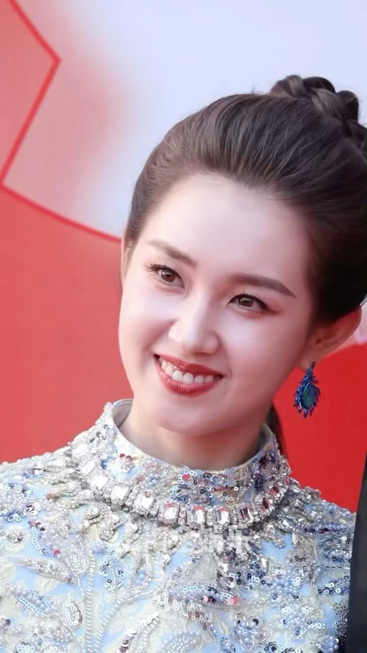 郭宇欣横店微短剧之夜红毯，好美啊郭宇欣，红毯怼脸也好好看😻 ​​​