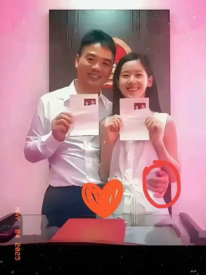 这是刘强东和章泽天领完结婚证后合拍的一张照片。当时刘强东41岁，章泽天还差一个月
