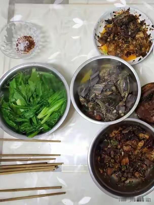 隔夜菜的真相：就算彻底热透，这类菜也别再吃了

 
咱们老一辈人一辈子勤俭节约，