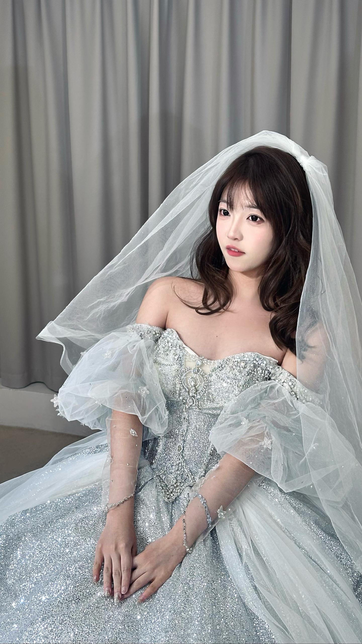 跟好朋友们在今天 嫁给了22岁的自己。