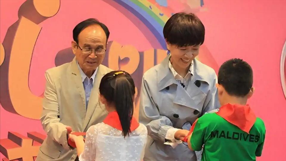 90岁的老人套现10个亿之后跑路了。

他把能卖的都卖了，不能买的全部质押。
