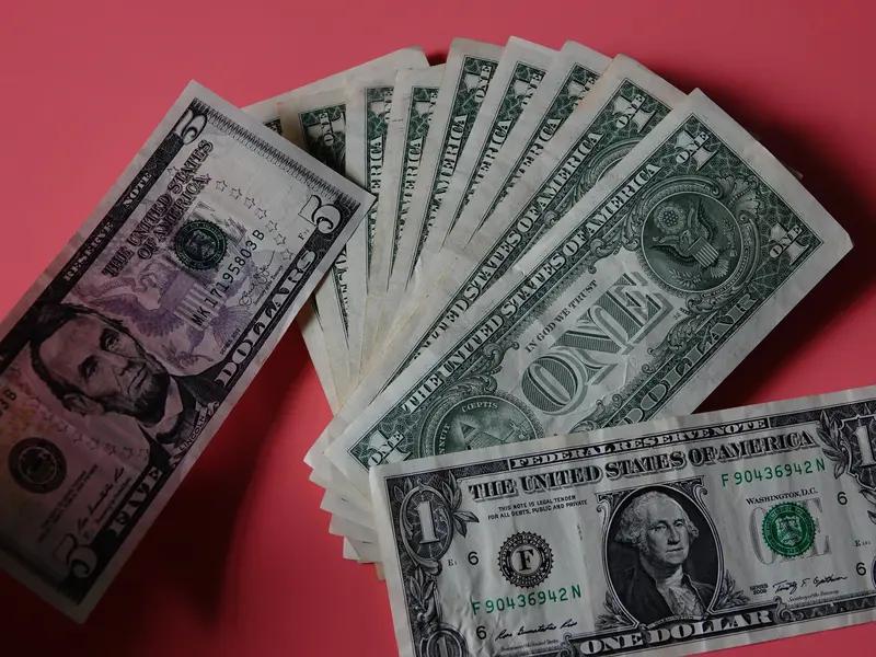 黄金暴涨意味着什么 黄金暴涨这事儿，有不同说法。从某种程度看，它可能预示着纸币大