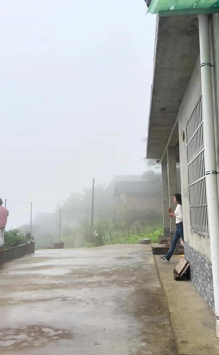 姐姐照顾父母多年，弟弟平时来得少，一来却说以后父母的退休金由他来管。
父母低头没