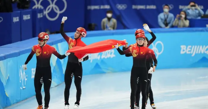 冬奥运动员_任子威|分享夺金喜悦！中国五名队友举国旗绕场感谢
