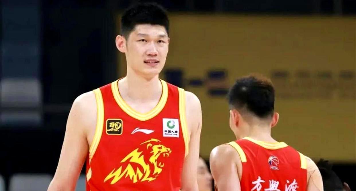 篮球运动从来不是高度与技术二选一的单选题，而是有效运用技术和高度。
就拿野球场来